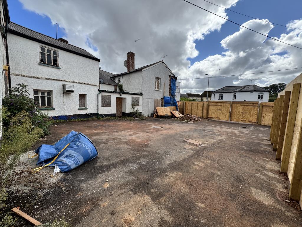 Lot: 195 - DILAPIDATED PUBLIC HOUSE WITH PLANNING FOR PART CONVERSION - Front of the property